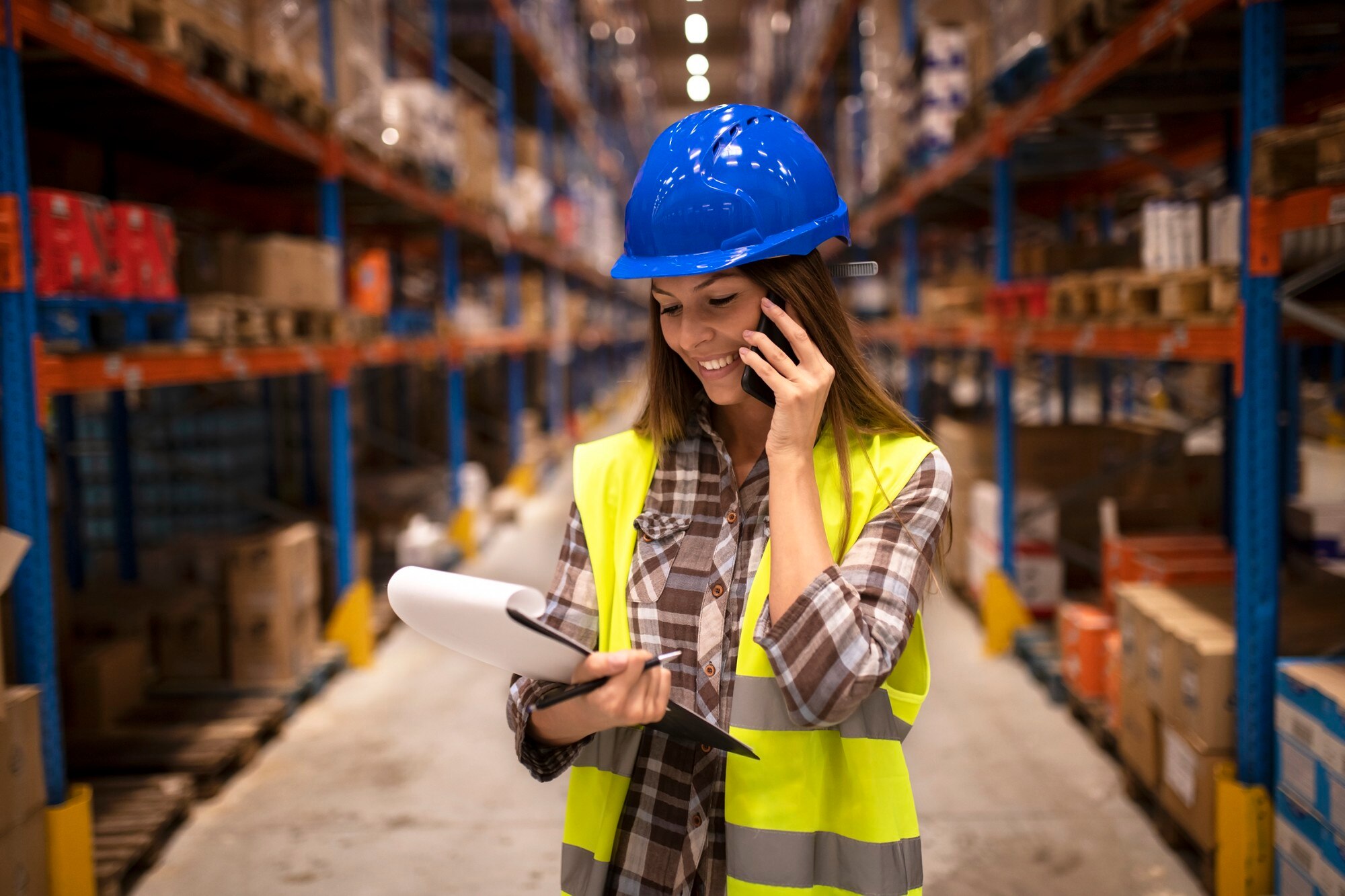 trabajador almacen casco conversando telefono sosteniendo lista verificacion instalaciones almacen distribucion 342744 1535